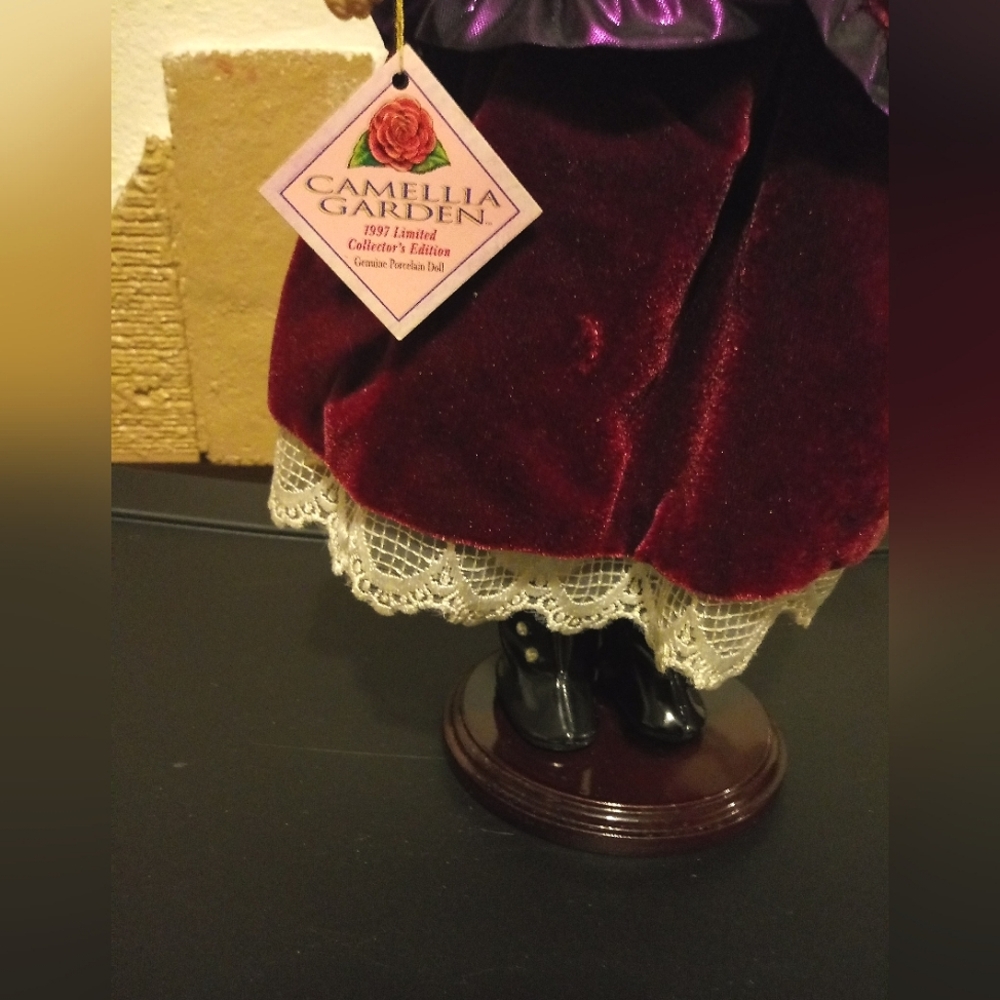 Camellia Garden porcelain doll - Picture 5 of 6